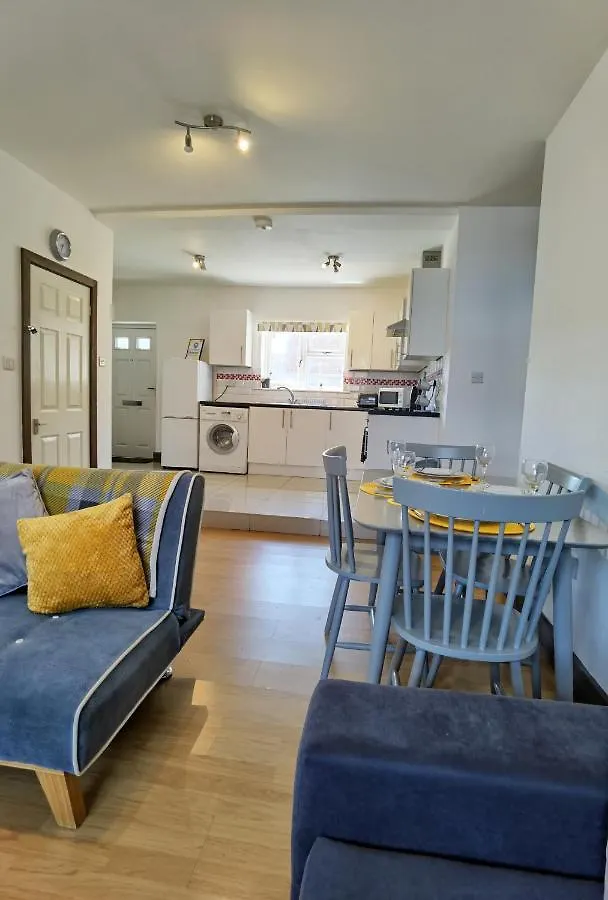 Flat 3 Lovely Spacious Apartment Available For Guests Parking Wifi Southampton United Kingdom